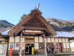 湯野上温泉駅に戻ってきました
改めて茅葺き屋根の駅舎を見学