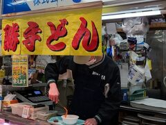 テイクアウトできるということでこちらのお店で勝手丼を。
感じの良いお兄さんが私の勝手丼を作ってくれているところです＾＾