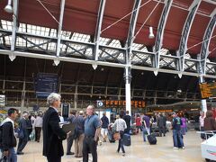 空港への利便性を考えて、ロンドンでのお宿はパディントン駅から歩いていけるところに。
ということで、スーツケースをゴロゴロ連れてホテルへ向かいます。