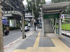 09:30　Soi36 BTSトンロー駅登り口。