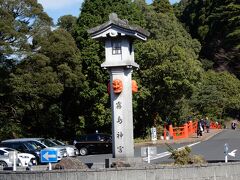 霧島神宮駅から神社まで歩いて行けるわけではなく、さらにバスが必要（１５分程）でした。バス停はすでに結構並んでいました。しかも、外国人観光客の方が多かったです。満員で立ってました。