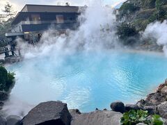 旅行4日目、12/25(月)。
朝から別府の地獄めぐりに。写真は、海地獄。

私は小学校の6年生から高校3年生まで、大分県の国東半島に住んでいたので、例えば遠くから親戚が来たりすると、この地獄めぐり観光によく連れて行ってもらったことを覚えています。
海地獄は、温泉の色が青く海のようなので、海地獄と呼ばれます。
今回の旅行では、海地獄だけを訪問しましたが、子供の頃に見たその他の地獄では、龍巻地獄や血の池地獄、坊主地獄などが印象に残っています。

正直、私にとっては、何度でも行きたいというような魅力のある場所ではありませんが、初めて訪れた方には印象的な場所ではあると思います。