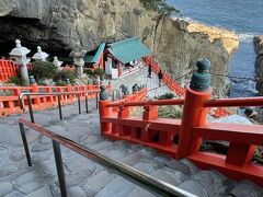 深い山の中の高千穂峡から、続けて、海沿いの鵜戸神宮を訪れました。ここも私が子供の頃に訪れたことがありますが、それ以来、50年ぶりくらいの訪問です。
大学生の頃、大分・国東半島の実家に帰省した際に、地元の友人で宮崎県の都井岬までドライブ旅行をしたことがあります。現在は、私の実家近くから宮崎までは高速道路が通っており、距離的には相当ありますが、快適なドライブが楽しめます。しかし、当時は、高速道路はまだほとんど通っておらず、宮崎までのドライブは一般道を延々と走ったことを憶えています。ちなみにGoogleで私の実家から都井岬までを一般道で行った場合の所要時間を調べてみると、約320kmを約7時間かけて走るという案内が出てきました。高速道路を使うルートだと、4時間40分くらい。九州の東側も、昔に比べると、随分と便利になりました。
この日は天候も良く、日南の海がとてもきれいでした。