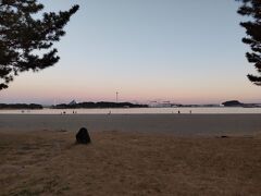 薄暮の海の公園の砂浜海岸に寄る。正面が御存知のとおり八景島シーパラダイスだが、海に張り出したジェットコースターの軌道と支柱が、対岸の横須賀市夏島地区の住友重機グループの造船所のゴライアスクレーンなどと被り、金沢湾口や東京湾の対岸の千葉県内房地区は見えていない。
なお右手に見えるこんもりは横浜市の野島山ではなく、横須賀市の周囲が埋め立てられた夏島だ。