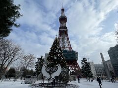 満腹になった後、お散歩しました。
大通公園は雪景色。