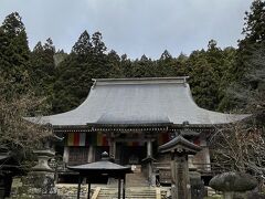 車で移動して山寺、宝珠山 立石寺へ
宮城県と山形県の県境を越えるのにこの時期で全く積雪がありませんでした
写真は根本中堂