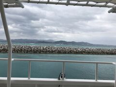 3日目　　竹富島に行く。
9時30分の安栄観光さんの船で15分ほどで竹富島に到着。
周遊フリーパスは便利でお得です。

普通、港内は海のキレイさはあまりわからないことが多いんですが、ここは違います。
港内もエメラルドブルーの海なんです。