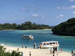 やって来ました川平湾！

ひゃー美しい！
なんですか？！この海の色は？！
なんでこんな美しいの？！
2009年に「ミシュラン・グリーンガイド・ジャポン」で沖縄最初となる3つ星に選ばれたそう。そりゃあそうでしょう。
