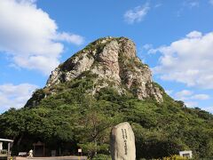 麓の駐車場に到着
標高１７２ｍの巨大な岩山だ

城山＝グスク山とも呼ばれているだけあり巨大な山城にも見える