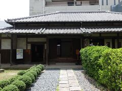 　前半は鍛冶町にあるこの家に住んでいました。小倉駅から徒歩１０分足らず。