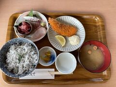 神戸空港に到着後、朝ごはんを食べに「垂水漁港食堂」へ。人気のセットを注文。
美味しかったです^_^