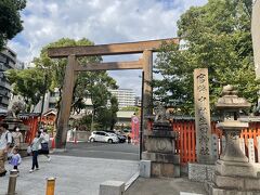 神戸駅に戻り、有名な生田神社へ。
お賽銭をし、境内をぶらぶらしました～