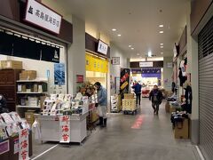 4階の魚がし横丁のお店もちらほら開店し始めています。