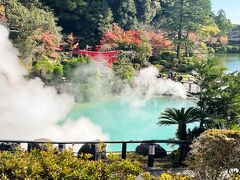 展望台からの海地獄の眺め。

水面が青く美しく見えるのは、
温泉成分に“硫酸鉄”を多く含んでいるからだそうです。
鉄分を含んだ色って赤っぽいのを想像するけど、
硫酸鉄はまた違うんだ！