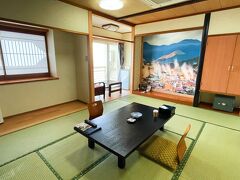 お部屋は広い和室。それも海側。
楽天トラベルで予約した時点では、確かシティービュー。
別府タワー側だったのに前は全面別府湾。
後でフロントで聞いてみると、海側のお部屋にキャンセルが出たとか。

でも海をながめられる椅子は何故か一席。
こんな広い床の間、要らんのに～。
この窓際の一席を常に二人で席取り合戦。