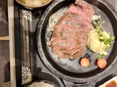 評判の良い赤身ステーキをオーダー。胃に持たれないお肉です。