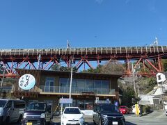 帰り道、白糸川橋梁を列車が通過。
