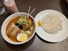 小樽散策の後は札幌に戻り、ホテルにチェックインしました。
夜ご飯は有名なスープカレー屋「Soup Curry Suage4」に行きました～
ギリ並ぶことなく入れて、スープカレーとハスカップラッシーを頂くことに。
大満足でした！