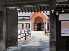 角館樺細工伝承館。
和風の門に洋風の建物が素敵。