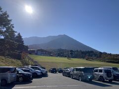 大山の大きな駐車場はあっというまに満杯らしく、中をうろつきましたが空きなし。逆光だし。去年の夏には散歩したし。
https://4travel.jp/travelogue/11776644