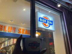 食後のデザートにアメリカンビレッジ内のBlue Sealに行きました！
ちょうど割引の日だったので行列に並びなんとか購入。
デザートを満喫しました！