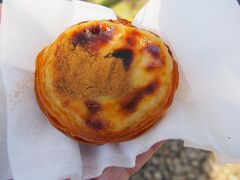 パステイシュ・デ・ベレンのエッグタルト。
ポルトガルでは朝食時、パンコーナーに毎朝大・小のエッグタルトがありますが、全然違います。
ジェロニモス修道院は18世紀初めの自由主義革命で一時期閉鎖されました。
この時多くの修道士・修道女が追放され、路頭に迷う事になったそうです。
そこで彼らは、生きる糧として修道院に伝わるレシピでお菓子を作り売り出したところ、これが大評判となりこうして出来たのが、1837年創業のパステイス・デ・ベレンだそうです。。
