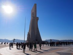 記念碑は52メートルの高さのコンクリート製で、キャラベル船の船首の曲線に似せています。
建築家コッティネッリ・テルモと彫刻家レオポルド・デ・アルメイダが、ポルトガルで開催された1940年の国際博覧会の象徴として制作したものです。
最初に作られた記念碑はもろい素材で制作されたため、エンリケ航海王子没後500年の記念行事として1960年にコンクリートで再度制作されています。