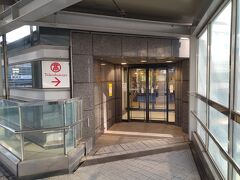 横浜ベイシェラトン ホテル＆タワーズ2階の通路に直結した入口から横浜高島屋の店内を抜けて、相模鉄道（相鉄線）の横浜駅を目指します。