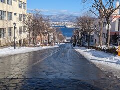 ベイエリアから歩いて八幡坂へ。
ここの眺めはとってもきれいですね。
足元は雪ですが
歩道は除雪されていて歩きやすかったです。