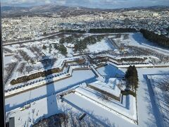 やはり雪の五稜郭もキレイです。
五稜郭タワーの影も映り込み。