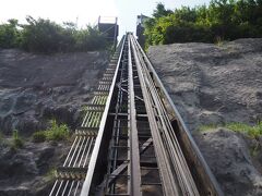 「弥彦山頂」
先ず、奥宮に参拝するため、クライミングカーを利用して上がります