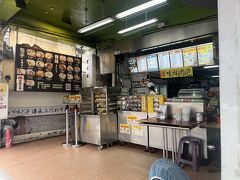 秋の連休の際に食べられなかった
お気に入りのいつもの肉まん屋さん「可味包子」
お姉さん相変わらずの塩対応ですが肉まんを１つ購入。