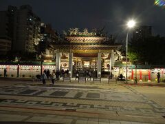 ヘトヘトでしたが、どうしても夜景を見たかったので、ホテルで少し休んでから龍山寺へ。