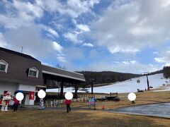 今年もポタレンジャーにお世話になるべくこちらに★

ただお天気は生憎の雨、、強まったり、弱まったり、だいぶ不安定なお天気です。
その影響か、ゲレンデはガラガラ(^_^;)