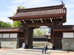 つづいて勝興寺にやってきました。総門もなかなか立派ですが