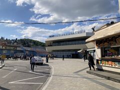 トラムに乗ってブラチスラバ中央駅へ到着したら、ウィーン行きの電車は5分前に発車。次は1時間後！ということで時間つぶし。駅構内は2,3店舗しかなくてかつ全く客が入っていなかったので、外でぼーっとしてました。