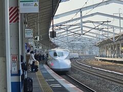 旅行の回数は減ったけど、コロナ禍の間もマツダスタジアムでに足を運んで野球観戦をすることは何度かありました。
通過は多数、降りるのは久しぶり。
ホームから線路が広く見渡せて通過も見られる、福山駅です。