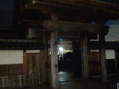 ＪＲ古河駅の方へ戻ってきました。
山門のある立派なお寺の中へ。
