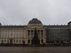 そこからブリュッセル王宮へ。

コチラは現在は王室の公式行事で使われる建物。
よって、見ることはできない。