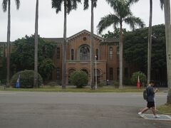 大学構内に入ると台北国立大学校史館の建物があった。大学の歴史に関わる博物館になっている。台北帝国大学図書館として１９２９年に建てられた。人類学博物館や物理文物庁、大学２号館などの歴史を感じさせる建物が並んでいる。