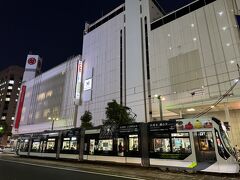 広島市中区胡町『Mitsukoshi』

デパート『広島三越』の外観の写真。

デパ地下で日本酒やお土産を見ました。

路面電車が走っています。