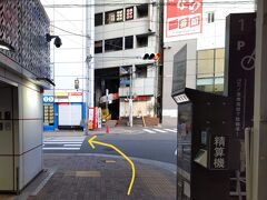 「JRの三宮駅の東側のガードで潜り左折で生田神社参道まで直進です。」