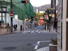 「三宮駅近くの参道より二の鳥居を撮影。ここから神社まではまだ距離がありそうです。昔の旅人はお参りしてから西国街道を進んだんでしょうね。」