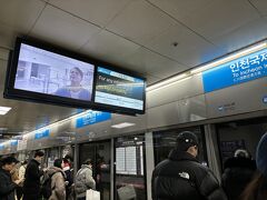 ホームは結構混雑してて、車内も混んでた！
やけど２、３駅過ぎたくらいからすきだして座ることができました。
車窓から見える景色はずっと雪。ドアが開くたびひんやり。
関西在住の私はあんまり見ることがない景色でちょっと興奮。