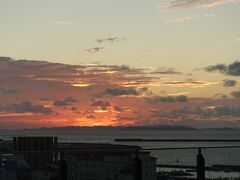 那覇に戻り
ホテルの屋上から慶良間列島に沈む夕日を見る