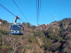 年末にかかる平日なのでロープウェイも混雑することなく乗車。
車窓の景色はなかなか。深い谷のようになっている屏風谷と呼ばれる風景や駿河湾の景色が絶景だった。