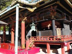 久能山東照宮は徳川家康を祀るため１６１７年に創建された神社。もともとは久能城があったほか、飛鳥時代には久能寺が創建されたなど長い歴史がある。
社殿はかなり豪華なつくりだと感じた。