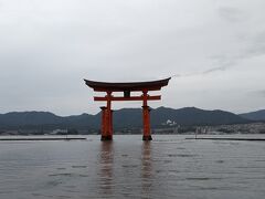 食事が終わり、鳥居へ。天気はどんより・・・。