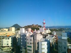 ホテルの部屋から見た丸亀城と讃岐富士