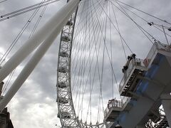 目的地はこちらのロンドンアイ。
夕焼け時間を楽しもう、と日本で8時半を選んでチケットを予約してきました！
混んでるってきいてきたんですけど、あれ？予約してこなくてもすぐに乗れたなあ。
ちょっと予約時間より早かったんですけど、暗くなりそうなので8時前には中へ。